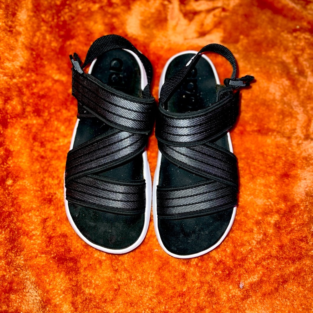 Hardly worn , no scratches or scuffs very comfortable